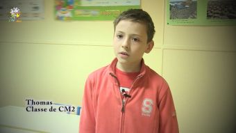 Thomas garçon de 10 ans aime les dessins du kit